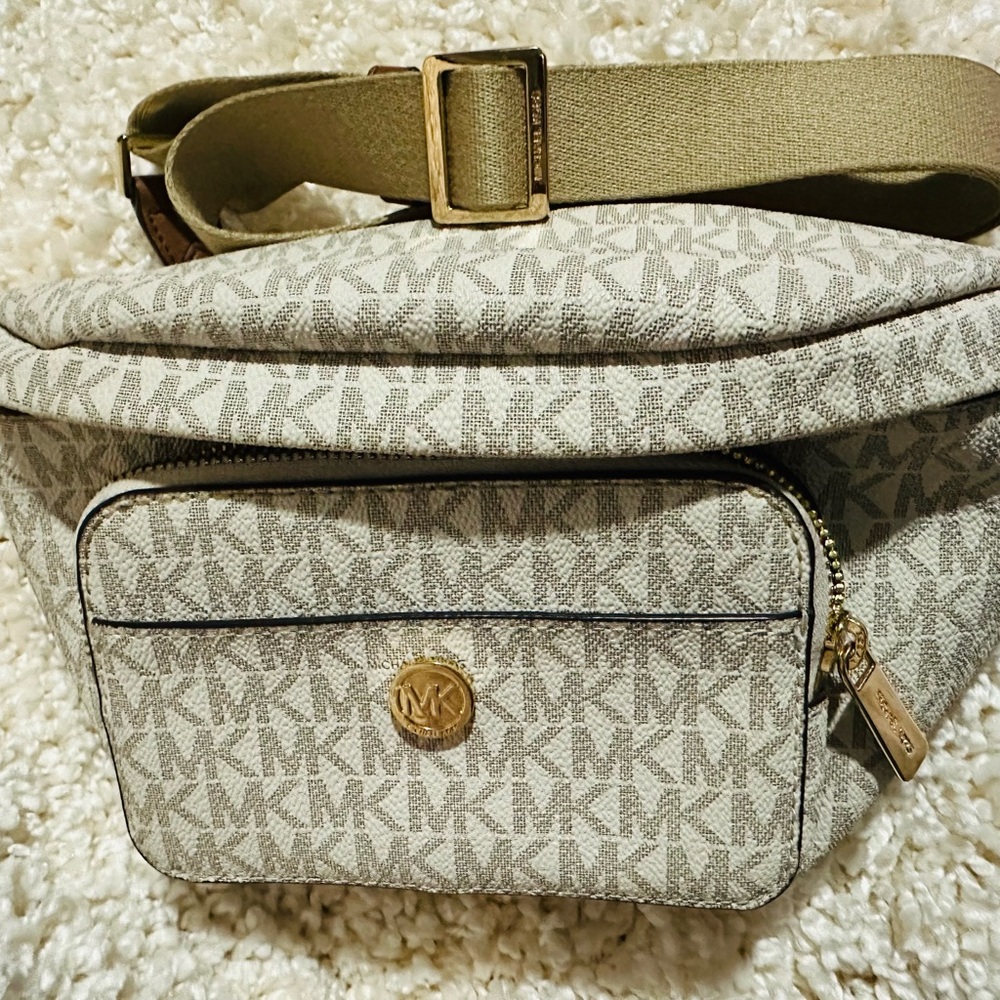 Michael Kors✨🧡🤍Cream Monogram Crossbody Bag